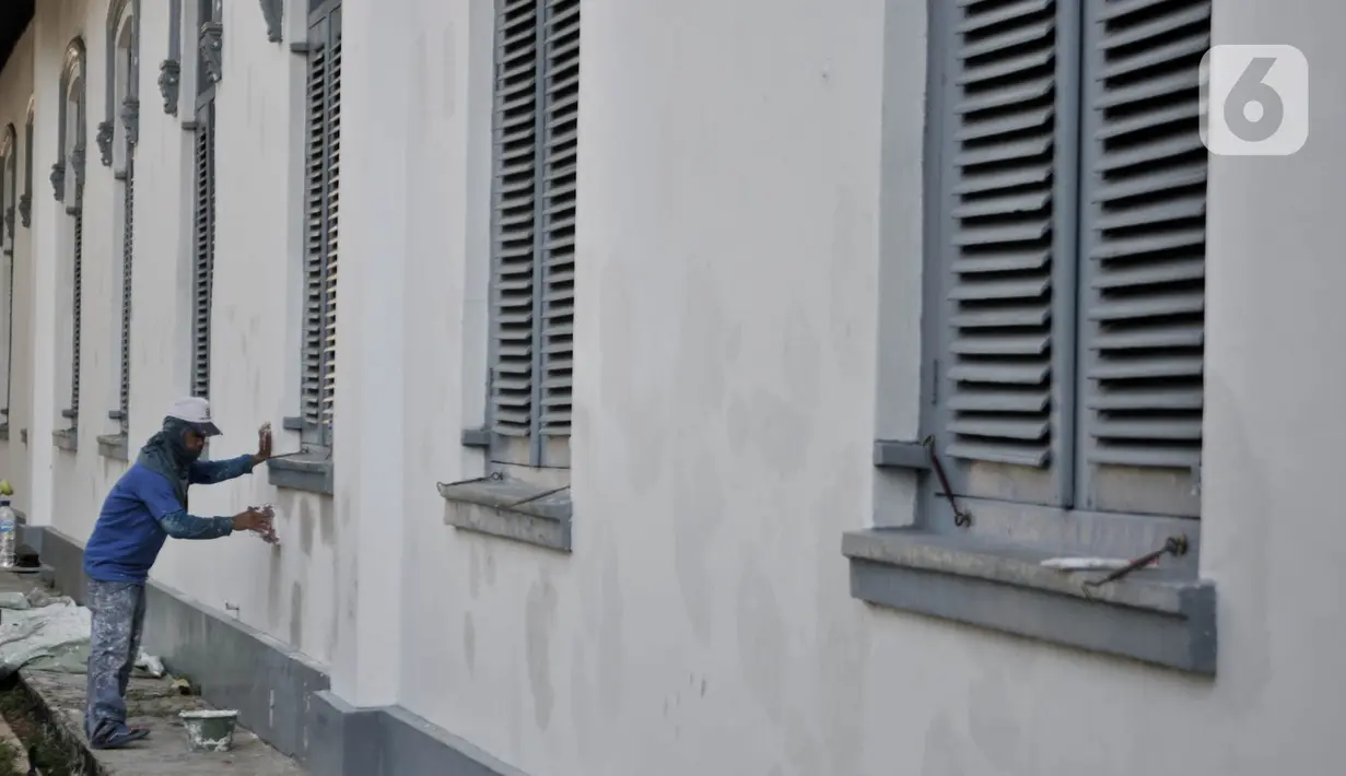 Pekerja saat menyelesaikan pembersihan dan perawatan gedung Museum Kebangkitan Nasional, Jakarta, Senin (8/6/2020). Pengelola menyiapkan standar protokol kesehatan jelang dibuka kembali untuk umum saat masa PSBB Transisi guna memutus penyebaran Covid-19. (merdeka.com/Iqbal S Nugroho)
