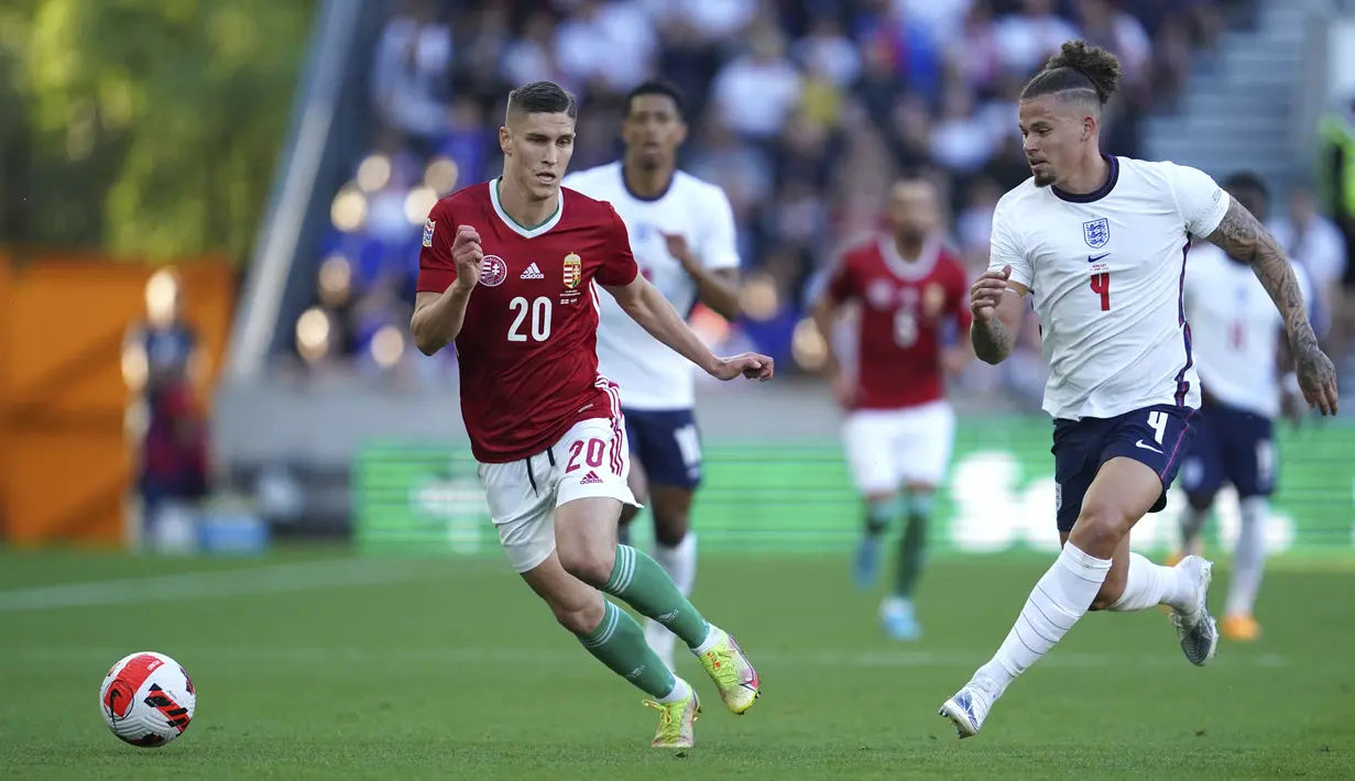 Pemain Hungaria Roland Sallai (kiri) berebut bola dengan pemain Inggris Kalvin Phillips pada pertandingan sepak bola UEFA Nations League di Stadion Molineux, Wolverhampton, Inggris, 14 Juni 2022. Hungaria membantai Inggris 4-0. (AP Photo/Jon Super)