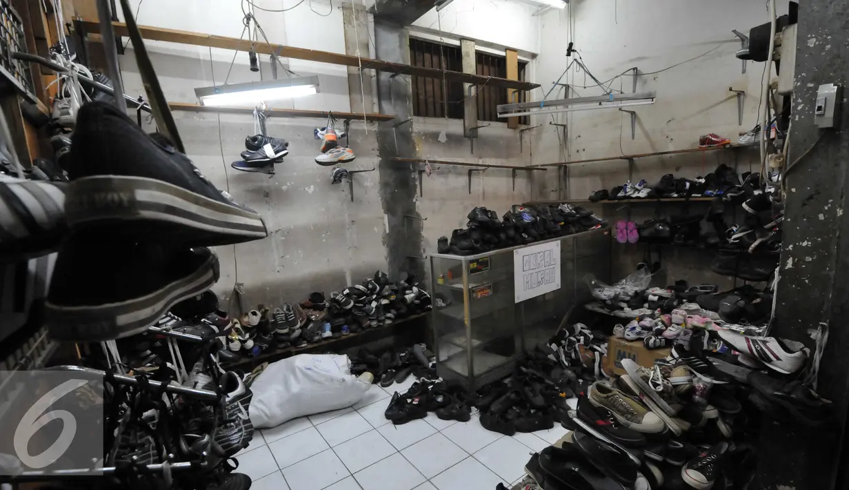 Sebuah toko sepatu pada hari terakhir relokasi pedagang, Jakarta, Selasa (27/10/2015). Pasar yang dibangun pada 1971 akan dibangun menjadi pasar modern, hotel, dan stasiun angkutan massal cepat (MRT). (Liputan6.com/Helmi Afandi)