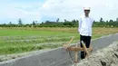 Presiden Jokowi meninjua irigasi di Desa Waimital, Kecamatan Kairatu, Kabupaten Seram Bagian Barat (14/2). Pembangunan irigasi di desa tersebut merupakan program dari Kementerian Pekerjaan Umum dan Perumahan Rakyat. (Liputan6.com/Pool/Biro Pers Setpres)