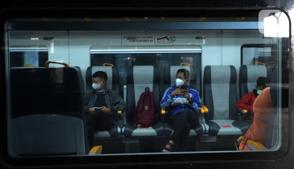 Penumpang Kereta Bandara Premium menanti keberangkatan di Stasiun Manggarai, Jakarta, Sabtu (3/4/2021). Yang membedakan kereta premium dengan kelas eksekutif hanya pengaturan kursi yang sama dengan kursi kereta MRT dan Commuterline. (merdeka.com/Imam Buhori)