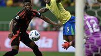 Gelandang Kolombia Jefferson Lerma dan bek Bolivia Diego Medina berebut bola selama pertandingan kualifikasi Piala Dunia FIFA 2026 Amerika Selatan antara Brasil dan Kolombia, di stadion Mane Garrincha di Brasilia, pada 20 Maret 2025.EVARISTO SA / AFP