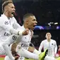 Pemain Paris Saint Germain (PSG), Neymar dan Kylian Mbappe, melakukan selebrasi usai mebobol gawang Liverpool pada laga Liga Champions di Stadion Parc des Princes, Paris, Rabu (28/11). PSG menang 2-1. (AP/Thibault Camus)