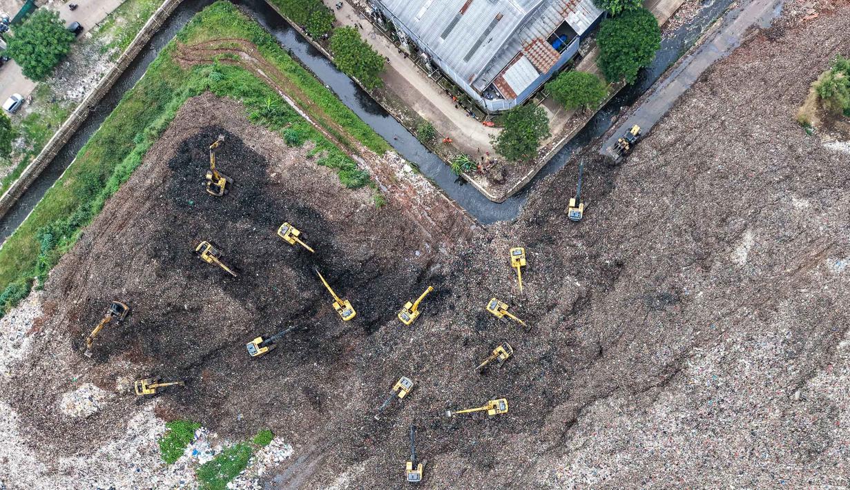Dan terakhir, pada Minggu 8 Maret 2026, gunungan sampah setinggi 40 meter longsor dan menimbun sejumlah truk serta warung di Zona 4 TPST Bantargebang, Kota Bekasi. Untuk sementara, hingga Senin (9/3/2026) sore WIB, enam korban meninggal dunia ditemukan pasca insiden tersebut. Tampak foto udara menunjukkan tim penyelamat menggunakan alat berat untuk mencari korban longsor di Tempat Pembuangan Sampah Terpadu (TPST) Bantargebang, Kota Bekasi, Jawa Barat, pada Senin 9 Maret 2026. (BAY ISMOYO/AFP)