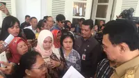 Gubernur DKI Jakarta Basuki Tjahaja Purnama atau Ahok dikerumuni warga yang ingin mengadu di Balaikota. (Liputan6.com/Delvira Hutabarat)   