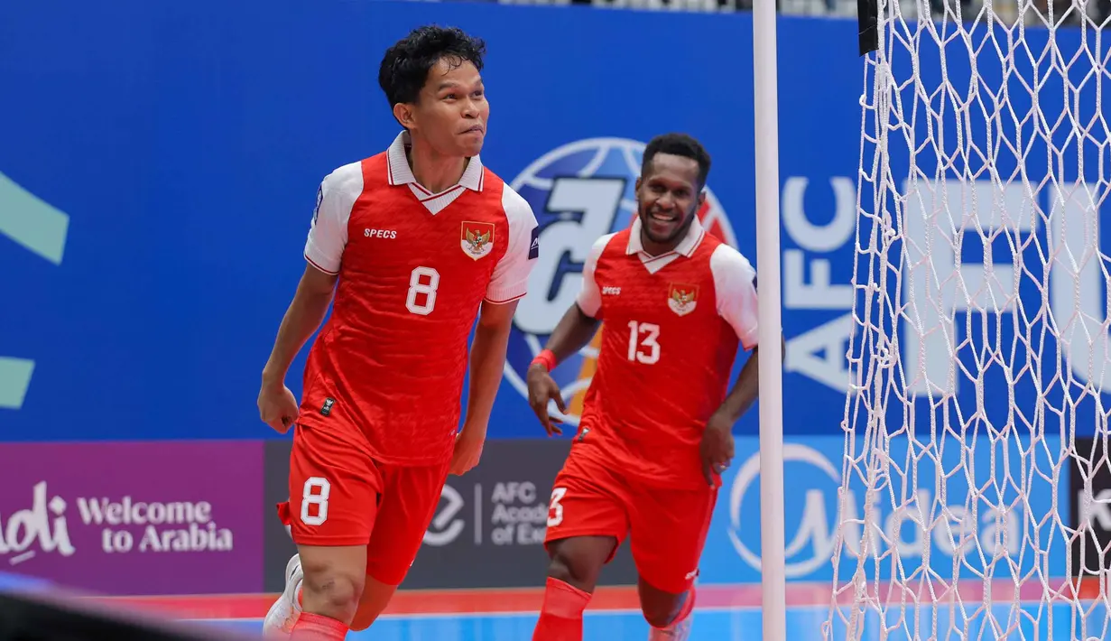 Laga futsal Indonesia vs Jepang terpaksa harus berlanjut ke babak perpanjangan waktu. Tampak dalam foto, pemain Timnas Futsal Indonesia, Ardiansyah Nur (kiri) merayakan golnya pada semifinal Piala Asia Futsal 2026 melawan Jepang di Indonesia Arena, Gelora Bung Karno, Senayan, Jakarta, Kamis (4/2/2026). (Bola.com/Bagaskara Lazuardi)