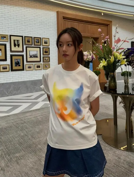 Tak kalah kece, penampilan Hyeri yang memadukan boxy t-shirtnya dengan mini skirt denim. [@hyeri_0609].