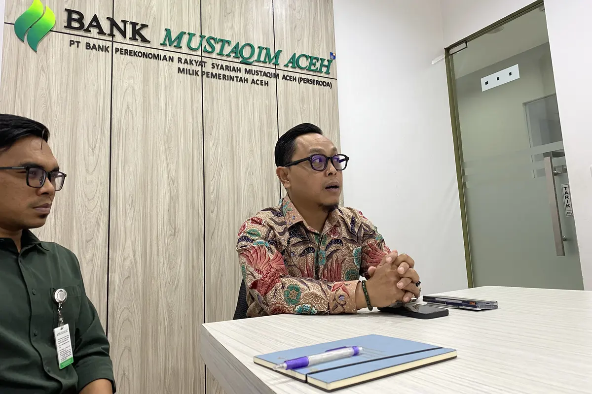 Direktur Operasional BPRS Mustaqim, Syahrul Effendi menjelaskan mengenai pembiayaan kepada petani nilam. (Liputan6.com/Christian)