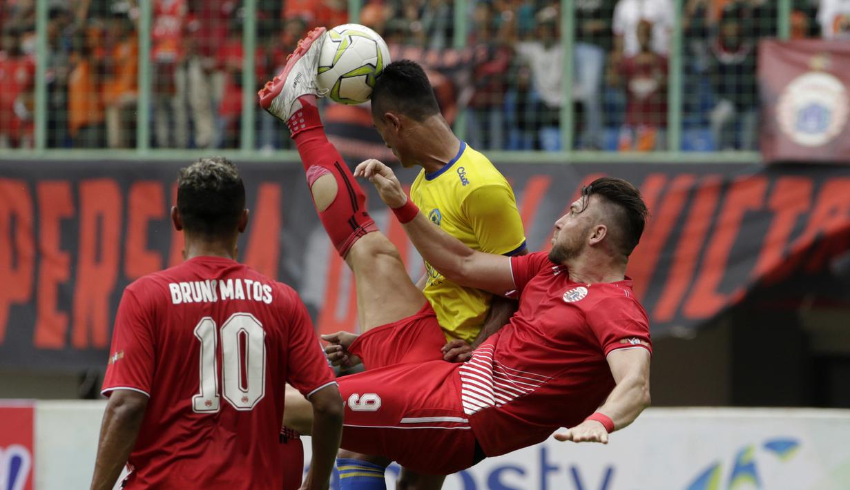 Striker Persija Jakarta, Marko Simic, melakukan tendangan salto saat melawan 757 Kepri Jaya pada laga Piala Indonesia di Stadion Patriot Bekasi, Jawa Barat, Rabu (23/1). Persija menang 8-2 atas Kepri. (Bola.com/Yoppy Renato)