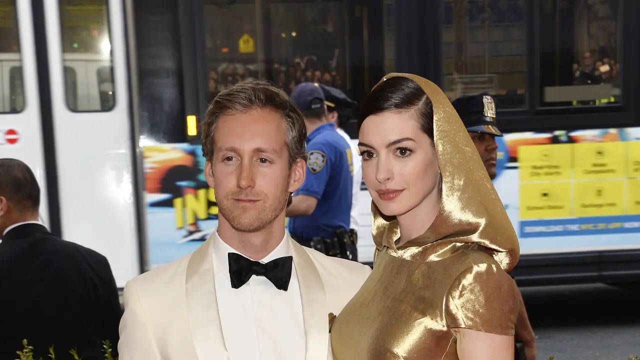 Anne Hathaway dan Adam Shulman