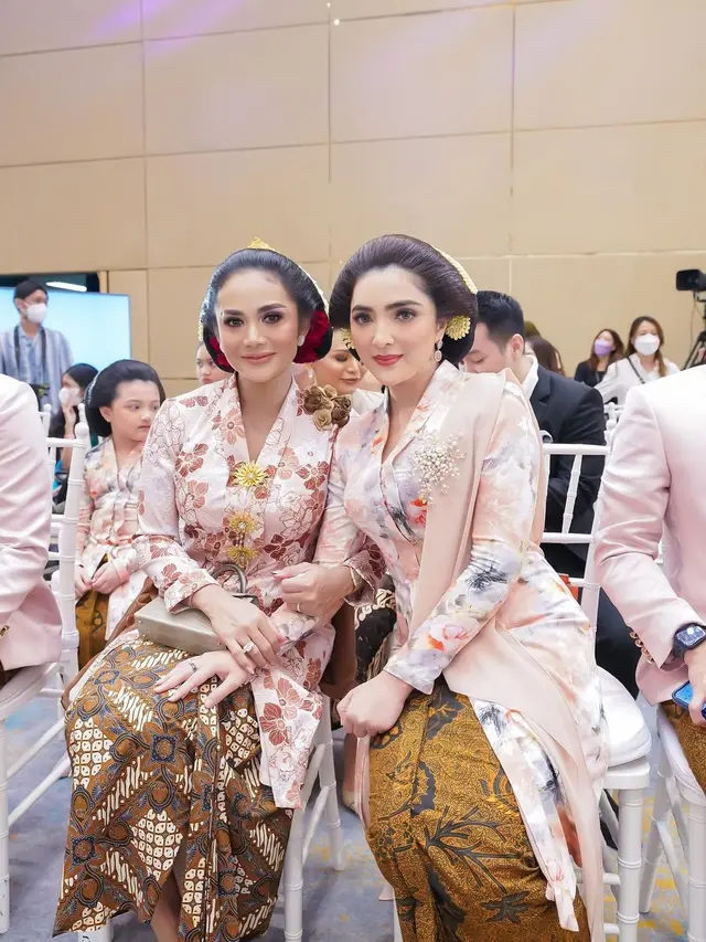 Ashanty dan Krisdayanti dalam momen tasyakuran tujuh bulan kehamilan Aurel Hermansyah (Foto: Instagram/@ashanty_ash)