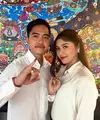 Kaesang menggunakan kemeja lengan panjang berwarna putih yang dipadukan dengan celana panjang berwarna krem. Sementara, Erina mengenakan atasan berwarna putih gading dan celana panjang berwarna hitam. [@erinagudono]