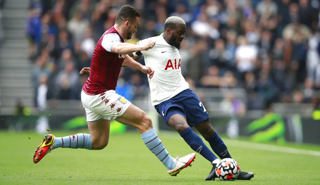 Pemain Aston Villa Matty Cash (kiri) berebut bola dengan pemain Tottenham Tottenham Hotspur Tanguy Ndombele pada pertandingan sepak bola Liga Inggris di Stadion Tottenham Hotspur, London, Inggris, Minggu (3/10/2021). Tottenham Hotspur menang 2-1. (AP Photo/Ian Walton)