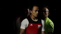 Lifter Suratman bersiap melakukan angkatan saat SEA Games 2019 cabang angkat besi nomor 55 kg di Stadion Rizal Memorial, Manila, Minggu (1/12). Dirinya meraih perak dengan total angkatan 250 kg. (Bola.com/M Iqbal Ichsan)