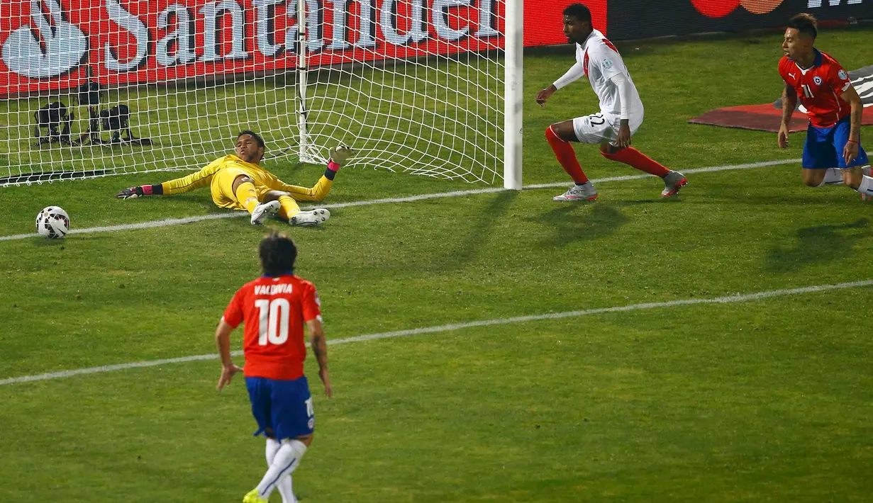 Kiper Peru, Pedro Gallese gagal menghalau bola tendangan gelandang Chili, Eduardo Vargas (kanan) saat semifinal Copa Amerika 2015 di National Stadium, Santiago, Chili, (29/6/2015). Chili melaju ke final usai mengalahkan Peru 2-1. (REUTERS/Ricardo Moraes)