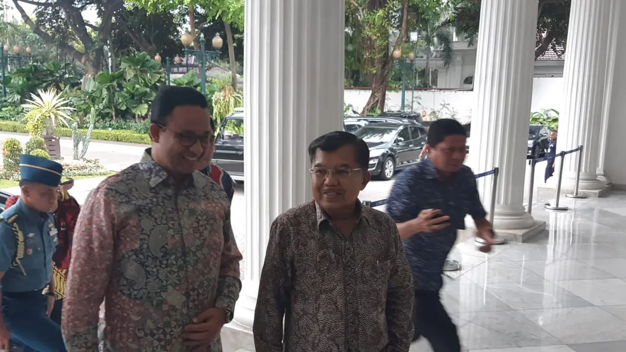 Wakil Presiden Jusuf Kalla mengantar Gubernur DKI Jakarta Anies Baswedan usai menghadiri sebuah acara. (Liputan6.com/Ika Defianti)