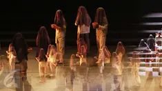 Penari mementaskan karya Melati Suryodarmo dalam pementasan berjudul Tomorrow as Purposed di Taman Ismail Marzuki, Jakarta, Selasa (1/11). Penampilan ini menjadi pentas pembuka helatan Indonesian Dance Festival (IDF) 2016. (Liputan6.com/Gempur M Surya)