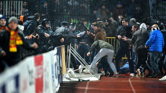 Suporter Torpedo Moscow dan Arsenal Tula Bentrok