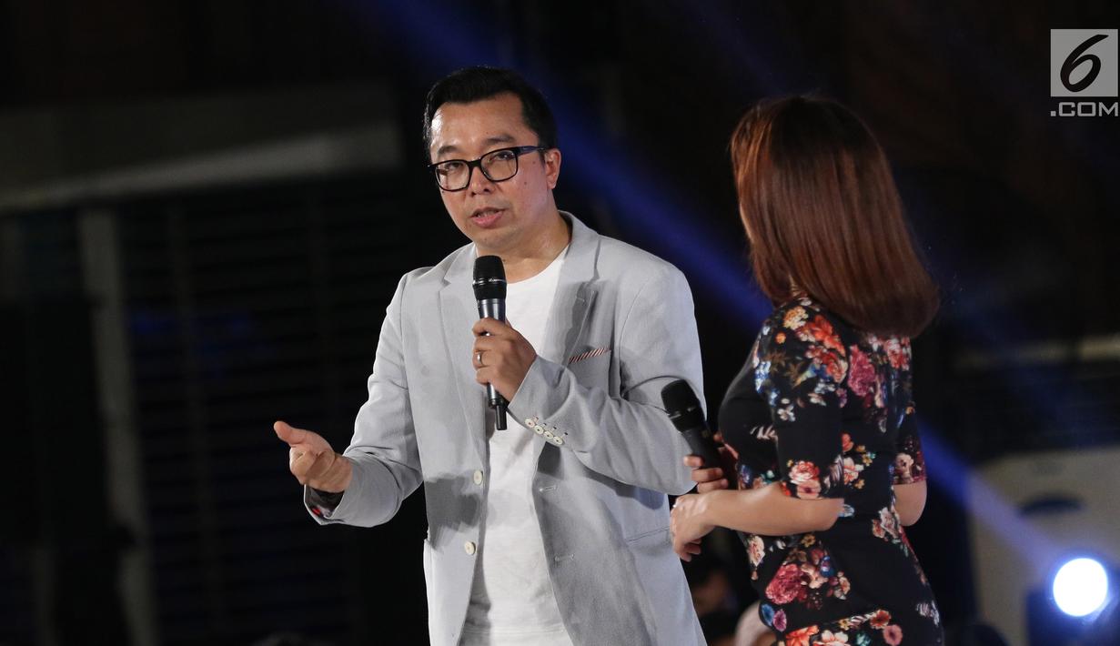 Direktur Indonesia Entertainment Production (IEP) Indra Yudhistira berbicara dalam Emtek Goes To Campus 2018 di Universitas Gadjah Mada, Yogyakarta, Rabu (17/10). Indra berbagi cerita tentang produksi di SCTV dan Indosiar. (Liputan6.com/Herman Zakharia)