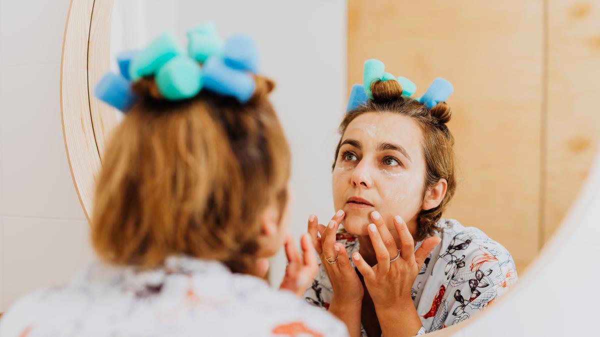 Tak Perlu Banyak Langkah, Ini Cara Memulai Rutinitas Skincare Khusus Malam Hari