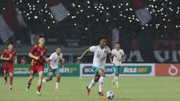 Pemain Timnas Indonesia U-19, Ronaldo Joybera R Junior Kwateh (kanan) berusaha melewati pemain Timnas Vietnam U-19 saat laga Grup A Piala AFF U-19 2022 antara Timnas Indonesia U-19 melawan Timnas Vietnam U-19 di Stadion Patriot Candrabhaga, Bekasi, Jawa Barat, Sabtu (2/7/2022). (Bola.com/Ikhwan Yanuar)
