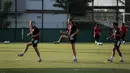 Pemain Timnas Indonesia, Felicia Victoria de Zeeuw (kiri) dan Emily Julia Frederica Nahon (tengah) melakukan pemanasan saat latihan jelang laga Kualifikasi Piala Asia 2026 yang berlangsung di lapangan latih Jakarta International Stadium (JIS), Jakrata Utara, Jumat (20/06/2025). (Bola.com/Bagaskara Lazuardi)