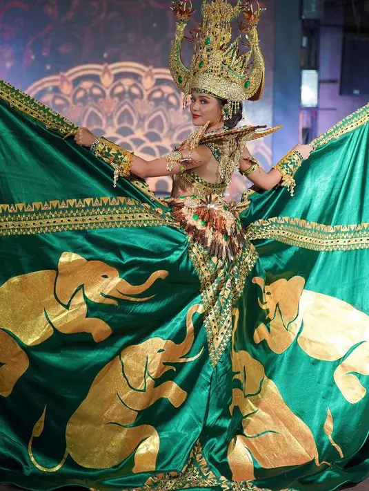 Gaun tersebut pun dibubuhkan lukisan gajah pada ekor busana ini mengingatkan seluruh masyarakat bahwa lampung memiliki spesies Gajah yang terancam dalam garis kepunahan.  [@farhanariswari]