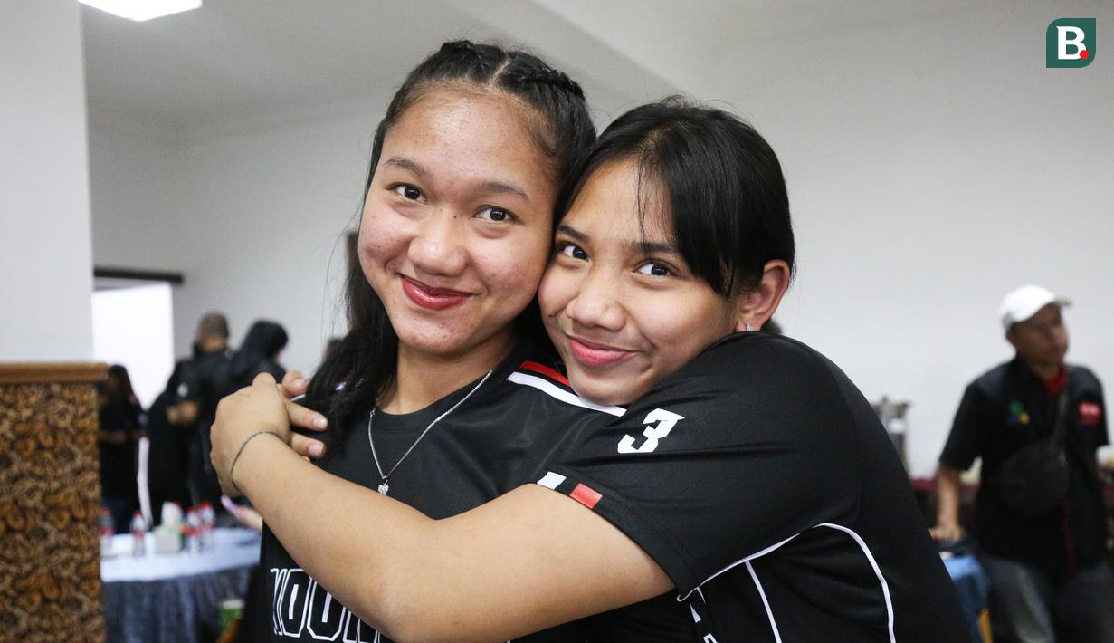 Pemain Timnas Voli Putri Indonesia, Tina Syifa Sabila  (kanan) bersama rekan satu timnya pada upacara pelepasan untuk kejuaraan AVC Women's Volleyball Cup yang dilakukan di Padepokan Voli Jenderal Polisi Kunarto, Sentul, Selasa (2/6/2026).