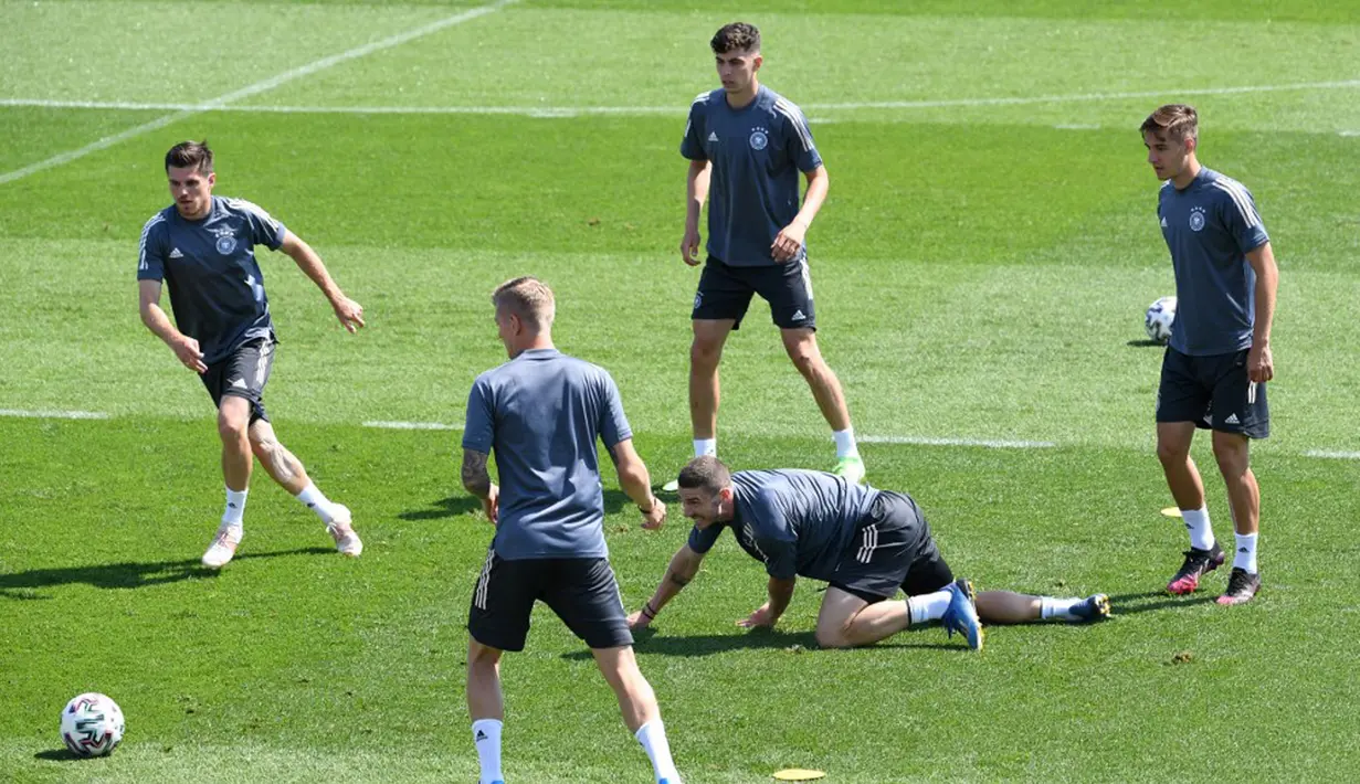 (kiri-kanan) Pemain Jerman Jonas Hoffmann, Toni Kroos, Kai Havertz, Robin Gosens dan Florian Neuhaus melakukan pemanasan selama sesi latihan MD-1 di Herzogenaurach, Jerman, Senin (28/6/2021). Jerman akan melawan Inggris pada babak 16 besar Euro 2020. (Christof STACHE/AFP)