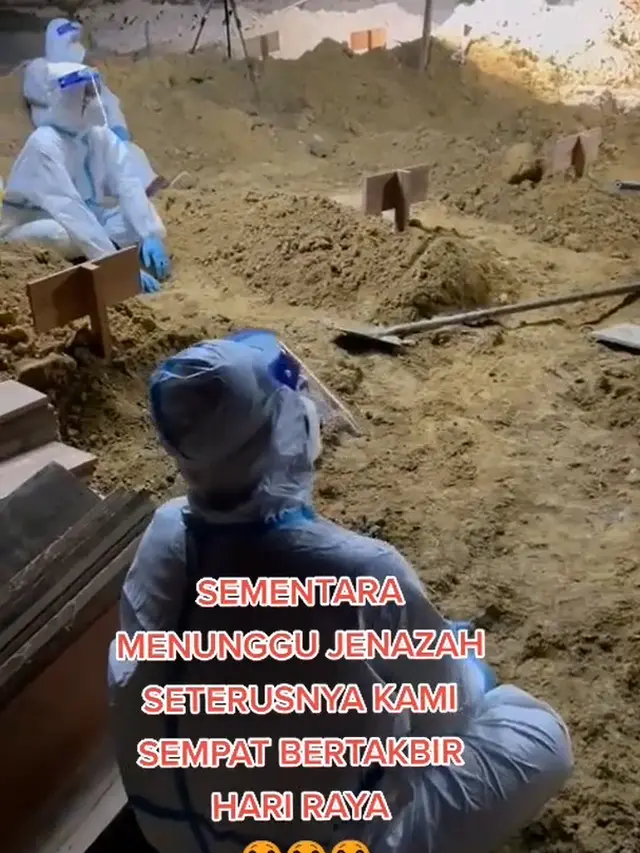 Kumandang takbir seorang penggali kubur peringati Idul Adha 1442 H.
