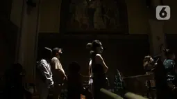 Umat Katolik saat mengikuti Misa Malam Natal 2022 di Gereja Katedral Jakarta, Sabtu (24/12/2022). Gereja Katedral Jakarta mengusung tema "Nusantara dan Kebhinekaan" pada perayaan Natal 2022. Misa Malam Natal di Gereja Katedral Jakarta berlangsung khidmat diselenggarakan secara tatap muka. (Liputan6.com/Helmi Fithriansyah)