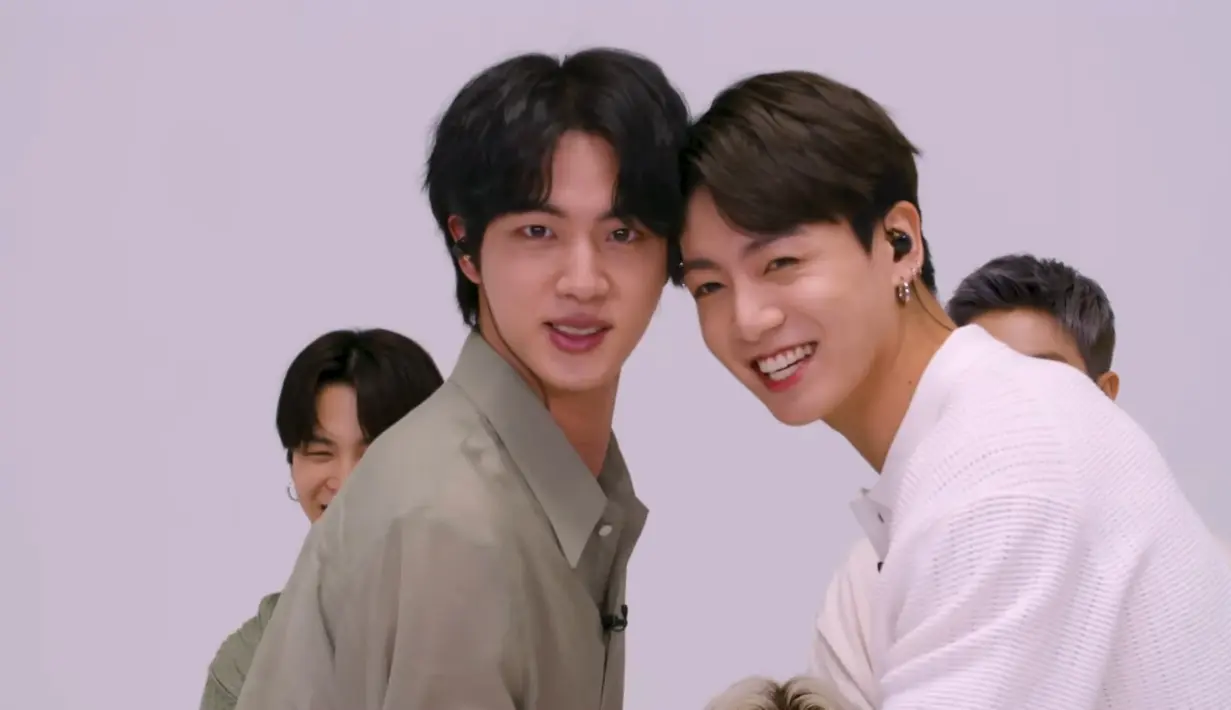 Terkesan dengan video klip Butter, Jimmy meminta Jin dan Jungkook membuat huruf A dari kata ARMY seperti di MV. 'Easy peasy lemon squeezy' kata Jungkook. (YouTube The Tonight Show Starring Jimmy Fallon)