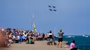 Pengunjung menyaksikan US Navy Blue Angels tampil pada Chicago Air and Water Show di atas Danau Michigan, Chicago, Amerika Serikat, 21 Agustus 2022. Chicago Air and Water Show diadakan setiap tahun sejak 1959. (AP Photo/Kiichiro Sato)