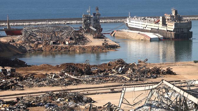 Puing-puing bangunan terlihat di Pelabuhan Beirut, Lebanon (17/8/2020). Kini, lebih dari 290.000 orang dilaporkan kehilangan pekerjaan, ujar seorang juru bicara PBB pada Senin (17/8). (Xinhua/Bilal Jawich)