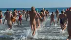 Kota Cap d’Agde di Perancis juga disebut kota telanjang. Di kota ini semua orang diberi kebebasan untuk tidak mengenakan sehelai benang pun saat bepergian. Mereka merasa seolah kembali dan menyatu dengan alam.(magnusmundi.com)