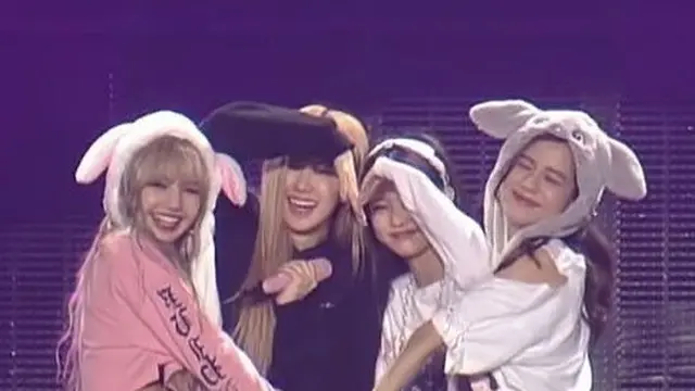 Foto Jennie dengan BLACKPINK di momen anniversary (Instagram @jennierubyjane)