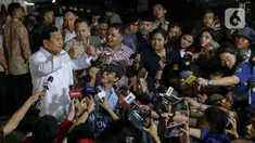 Presiden terpilih periode 2024-2029, Prabowo Subianto menyampaikan keterangan kepada para wartawan usai melakukan pertemuan dengan sejumlah tokoh di kediamannya di Kertanegara, Jakarta, Senin (14/10/2024). (Liputan6.com/Herman Zakharia)