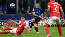 Gelandang Inter Milan, Nicolo Barella (tengah) mencetak gol ke gawang Benfica pada laga leg kedua perempatfinal Liga Champions 2022/2023 di San Siro Stadium, Milan (19/4/2023). Nicolo Barella tercatat telah mencetak 3 gol dari total 11 laga bagi Inter Milan hingga babak semifinal. Gol terakhirnya dicetak saat Inter Milan bermain imbang 3-3 dengan Benfica pada leg kedua perempatfinal, 19 April 2023. (AFP/Vincenzo Pinto)