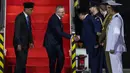 Kedatangan Perdana Menteri Australia Anthony Albanese disambut Menteri Koordinator bidang Perekonomian Airlangga Hartarto dan Menteri Luar Negeri Sugiono. (YASUYOSHI CHIBA/AFP)