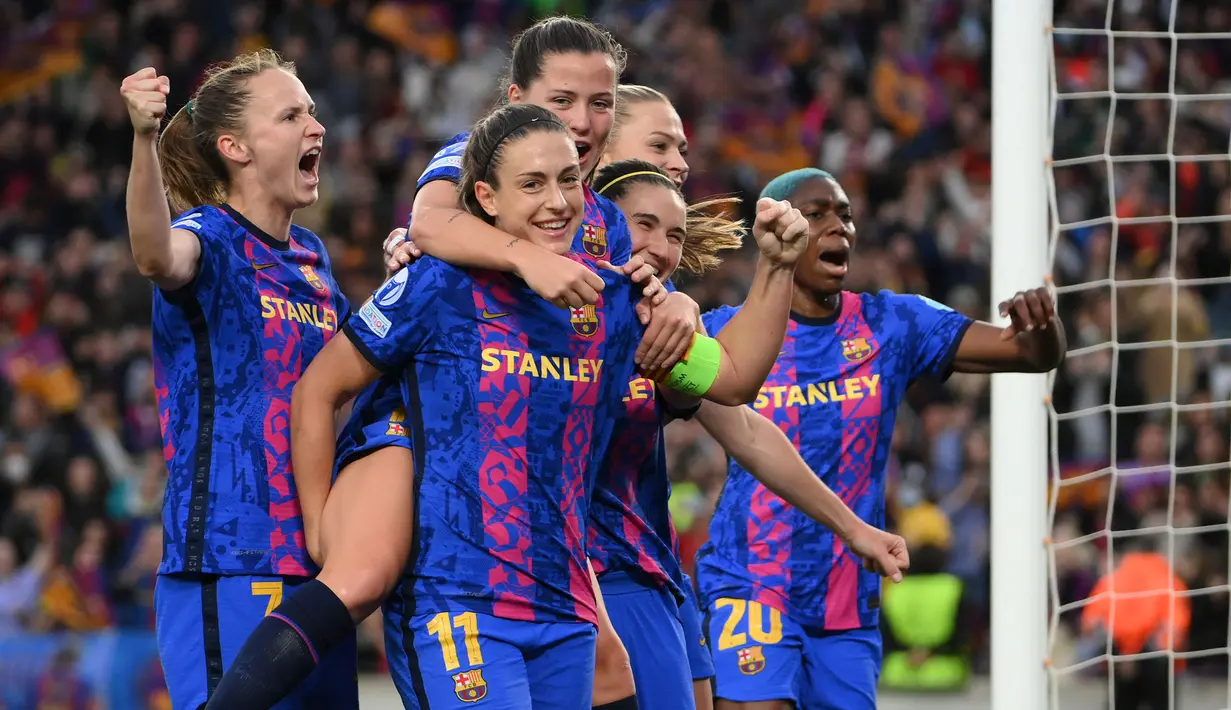 Pemain Barcelona, Alexia Putellas melakukan selebrasi bersama rekannya setelah mencetak gol ke gawang VfL Wolfsburg pada laga leg pertama semifinal Liga Champions Wanita 2022/2023 di Camp Nou, 22 April 2022. (AFP/Lluis Gene)