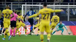 Pemain Inter Milan Romelu Lukaku (tengah) mencetak gol ke gawang Barcelona pada pertandingan Grup F Liga Champions di Stadion San Siro, Milan, Italia, Selasa (10/12/2019). Barcelona menang 2-1. (AP Photo/Luca Bruno)