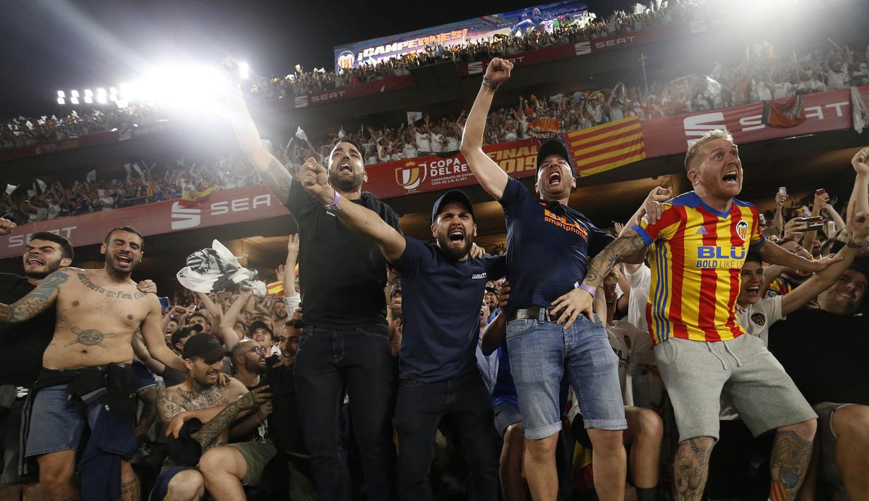 Para suporter Valencia merayakan gelar juara Copa del Rey usai mengalahkan Barcelona pada laga Copa del Rey di Stadion Benito Villamarin, Sevilla, Sabtu (25/5). Barcelona kalah 1-2 dari Valencia. (AFP/Pau Barrena)
