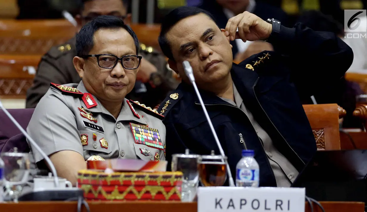 Kapolri Jendral Pol Tito Karnavian didampingi Wakapolri Komjen Pol Syafruddin mengikuti rapat dengar pendapat umum (RDPU) dengan Komisi III DPR di Kompleks Parlemen, Senayan, Jakarta, Rabu (12/10). . (Liputan6.com/Johan Tallo)