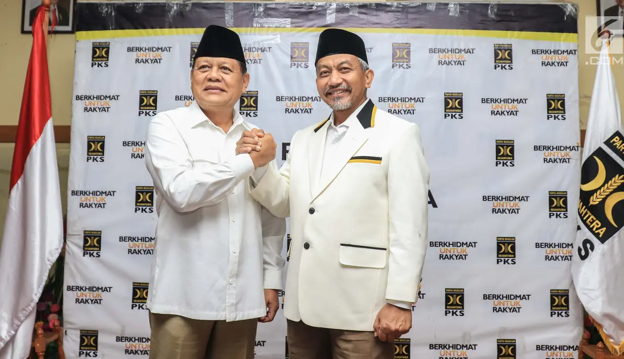 Bakal cagub dan cawagub Jawa Barat, Mayjen (Purn) Sudrajat dan Ahmad Syaikhu di kantor DPP PKS, Jakarta, Rabu (27/12). Partai Gerindra, PKS dan PAN sepakat mengusung Sudrajat dan Ahmad Syaikhu di Pilgub Jawa Barat. (Liputan6.com/Faizal Fanani)