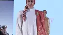 <p>Tak hanya dress, set blouse dan celana putih juga tampil makin stylish dan segar. Dengan penambahan aksesori scarf plus hijab turban kepang senada. [Scarf]</p>
