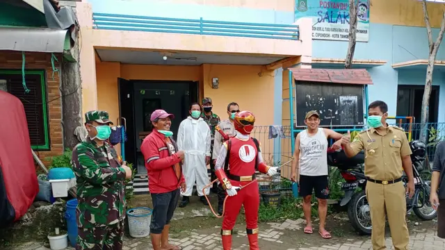 Ketika Personil Power Ranger Ikut Semprotkan Disinfektan di Tangerang