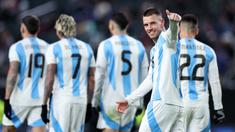 Pemain Argentina, Giovani Lo Celso melakukan selebrasi setelah mencetak gol ketiga timnya ke gawang El Savador pada laga FIFA Matchday yang berlangsung di Lincoln Financial Field, Philadelphia, Amerika Serikat, Sabtu (23/03/2024) WIB. La Albiceleste menang dengan skor 3-0. (AFP/Charly Triballeau)