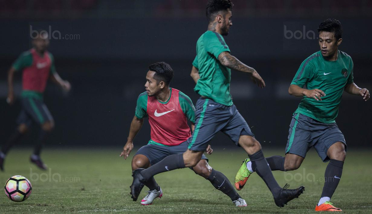 Gelandang Timnas Indonesia, Andik Vermansah, mengejar bola saat latihan di Stadion Patriot, Bekasi, Senin (2/10/2017). Latihan ini merupakan persiapan jelang laga persahabatan melawan Kamboja. (Bola.com/Vitalis Yogi Trisna)