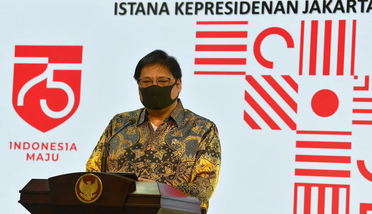 Menko Perekonomian Airlangga Hartarto menggelar jumpa pers usai bertemu Presiden Joko Widodo di Kantor Presiden, Jakarta, Senin (20/7/2020). Jokowi menandatangani Peraturan Pemerintah (PP) tentang pembentukan Tim Pemulihan Ekonomi Nasional dan Penanganan Covid-19. (ANTARA FOTO/Sigid Kurniawan/POOL)