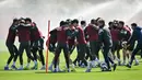 Latihan ini sebagai persiapan berlaga melawan Sporting CP di pertandingan leg pertama perempat final Liga Champions 2025/2026. Tampak dalam foto, para pemain berusaha membawa bola tanpa menjatuhkannya saat mengikuti sesi latihan tim di pusat pelatihan Arsenal di London Colney, utara London, pada Senin 6 April 2026. (Glyn KIRK/AFP)